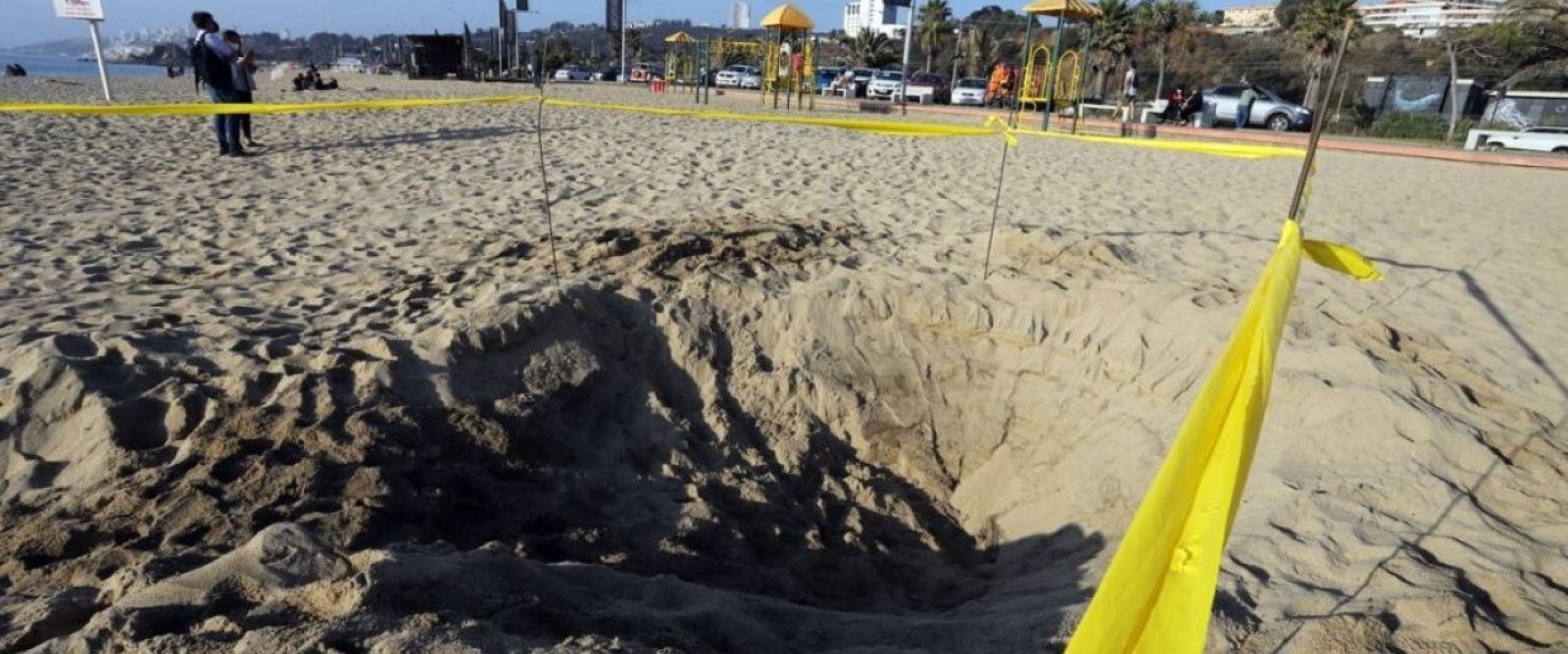 Niña de 5 años muere al quedar enterrada en la arena en una playa en Estados Unidos