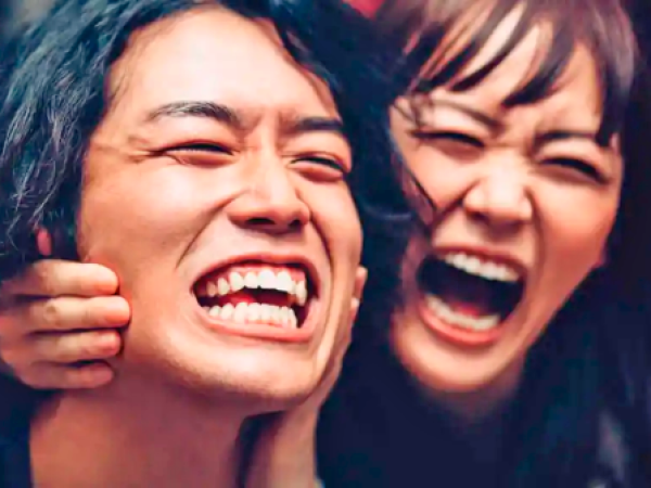 Nueva ley japonesa obliga a las personas a reír al menos una vez por día